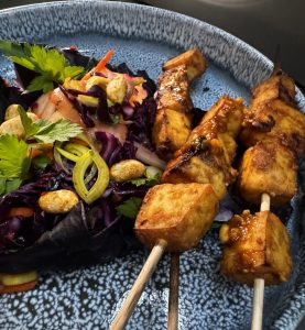 Tofu-Satu00e9-Spieße vegan: knusprig aus dem Ofen mit Erdnuss-Sauce